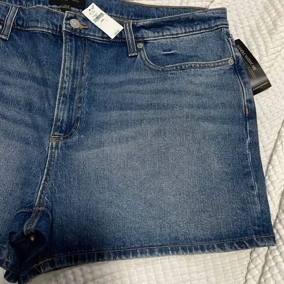 NWT- Banana Republic - 33/16, 34/18 & 35/20. Classic Denim Short - Picture 4 of 7